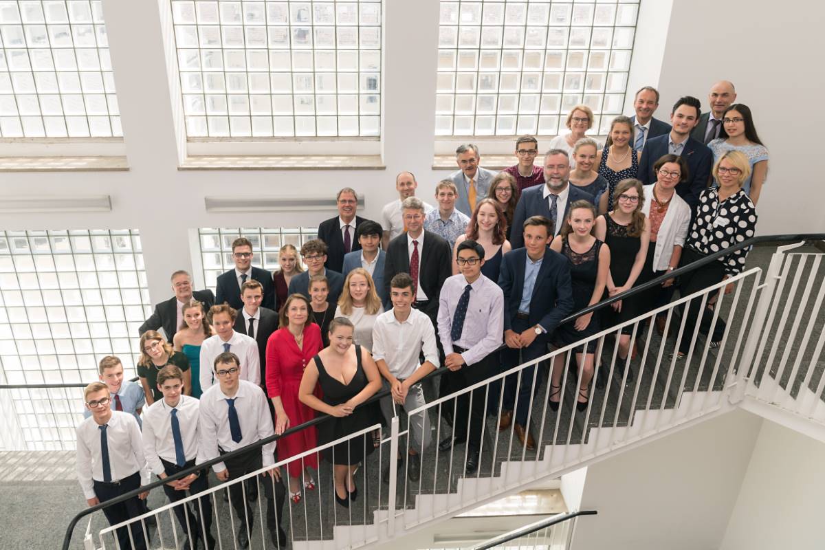 10 Jahre TUM Kolleg mit dem Bayerischen Staatsminister fuer Unterricht und Kultus Prof. Dr. Michael Piazolo und dem Praesidenten der Technischen Universitaet Muenchen Prof. Wolfgang A. Herrmann, Frau Oberstudiendirektorin Sylke Wischnevsky Schulleiterin des Otto-von-Taube-Gymnasiums und Armin Eifertinger Schulleiter des Werner-Heisenberg-Gymnasiums Garching im Vorhoelzer Forunm der Technischen Universitaet Muenchen, Gruppenfoto mit dem Staatsminister  Prof. Dr. Michael Piazolo, Praesidenten der TUM Prof. Wolfgag A. Herrmann, Schulleitern, Buergermeistern und den TUM Kolleg Schuelern; abgebildete Personen(v.l.n.r.):  Staatsminister  Prof. Dr. Michael Piazolo, Praesidenten der TUM Prof. Wolfgag A. Herrmann, Schulleitern, Buergermeistern und den TUM Kolleg Schuelern ; Ort: Vorhoelzer Forunm der Technischen Universitaet Muenchen, Arcisstraße 21, 80333 Muenchen ; Datum: 25.06.2019 ; Copyright: Uli Benz / TUM ; Verwendung: Frei fuer Berichterstattung ueber die TU Muenchen unter Nennung des Copyrights / Free for use in reporting on TUM, with the copyright noted.