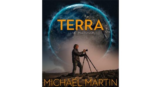 Die Q12 auf „Weltreise“ – Geographiekurse besuchen den Vortrag TERRA von Michael Martin